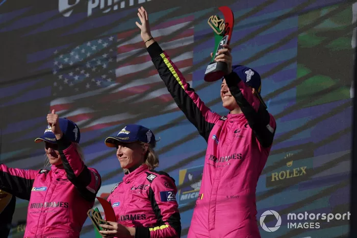 Podio: #85 Iron Ladies Porsche 911 RSR - 19: Sarah Bovy, Michelle Gatting, Rahel Frey