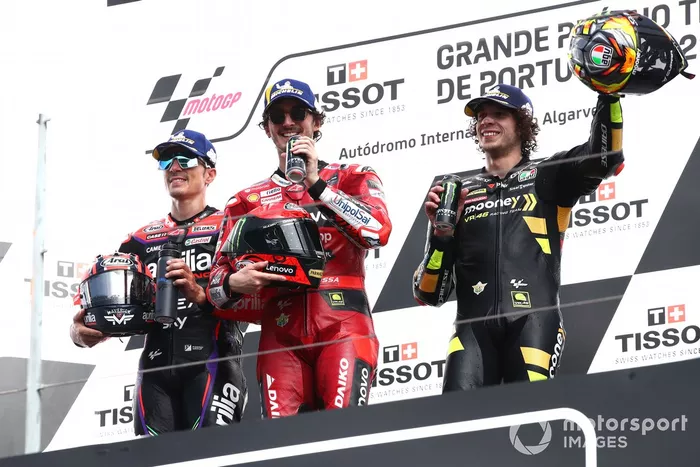 Podio: ganador Francesco Bagnaia, Ducati Team, segundo lugar Maverick Viñales, Aprilia Racing Team, tercer lugar Marco Bezzecchi, VR46 Racing Team
