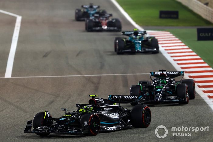 Lewis Hamilton, Mercedes F1 W14, George Russell, Mercedes F1 W14, Fernando Alonso, Aston Martin AMR23