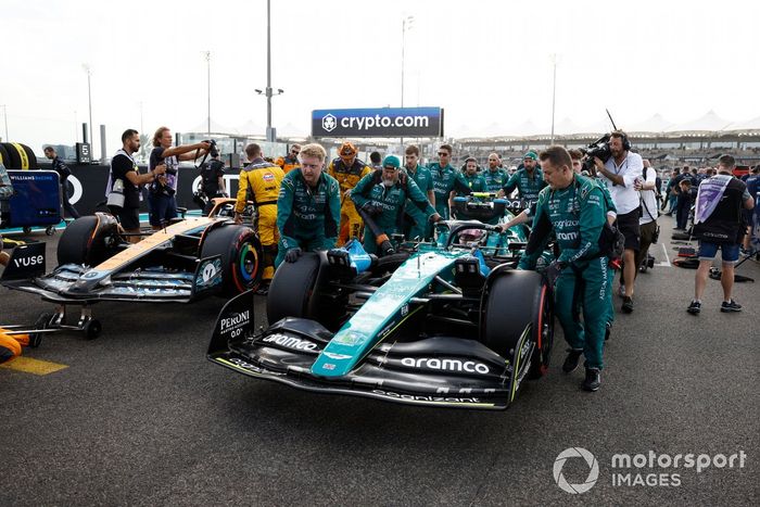 Sebastian Vettel, Aston Martin AMR22, llega a la parrilla de salida