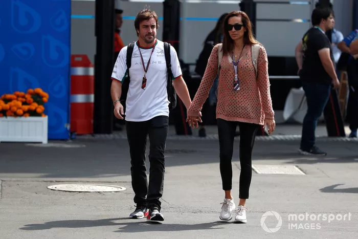 Fernando Alonso, equipo Alpine F1 con Andrea Schlager