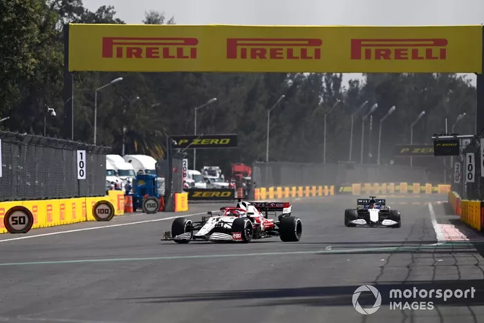 Kimi Raikkonen, Alfa Romeo Racing C41, George Russell, Williams FW43B