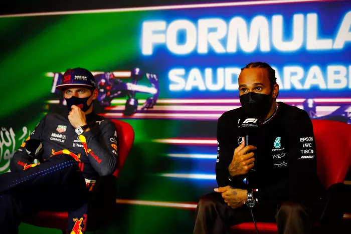Max Verstappen, Red Bull Racing, 2ª posición, y Lewis Hamilton, Mercedes, 1ª posición, en rueda de prensa 