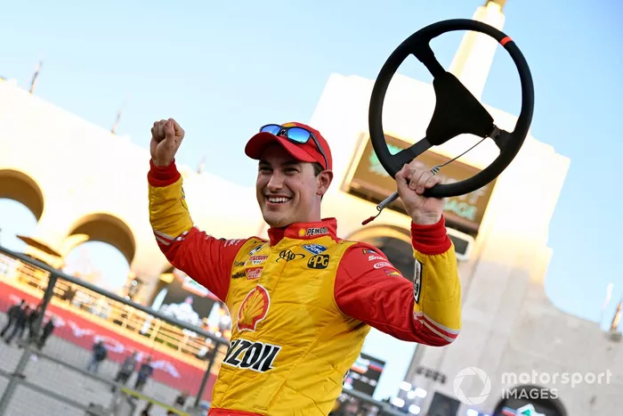 Joey Logano, Equipo Penske, Ford Mustang Shell Pennzoil celebra su victoria en la carrera