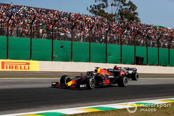 Max Verstappen, Red Bull Racing RB16B, lucha con Lewis Hamilton, Mercedes W12