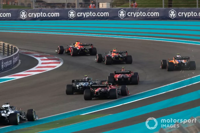 Max Verstappen, Red Bull Racing RB16B, Sergio Pérez, Red Bull Racing RB16B, Lando Norris, McLaren MCL35M, Carlos Sainz Jr., Ferrari SF21, el resto del grupo en la salida