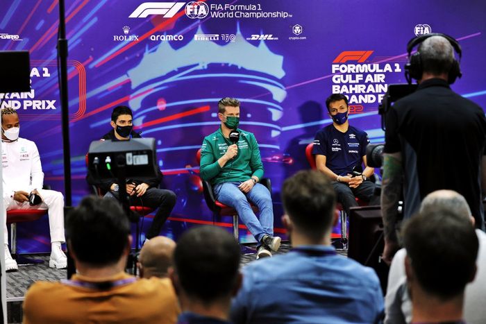 Lewis Hamilton, Mercedes-AMG, Esteban Ocon, Alpine F1 Team, Nico Hulkenberg, Aston Martin, Alex Albon, Williams Racing, en la rueda de prensa 