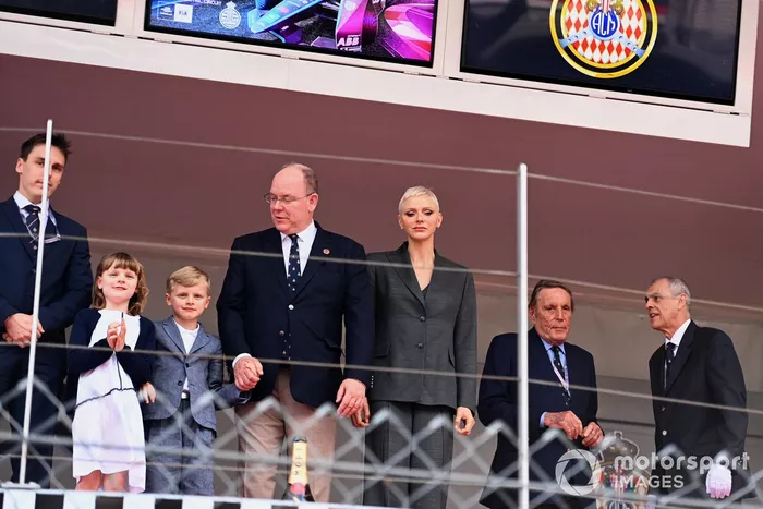 El Príncipe Alberto III y la Princesa Charlene de Mónaco en el podio