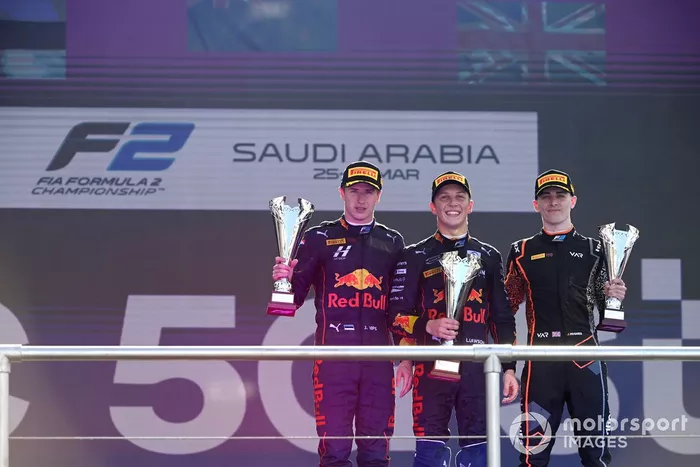 Juri Vips, Hitech Grand Prix, 2ª posición, Liam Lawson, Carlin, 1ª posición, Jake Hughes, Van Amersfoort Racing, 3ª posición, en el podio