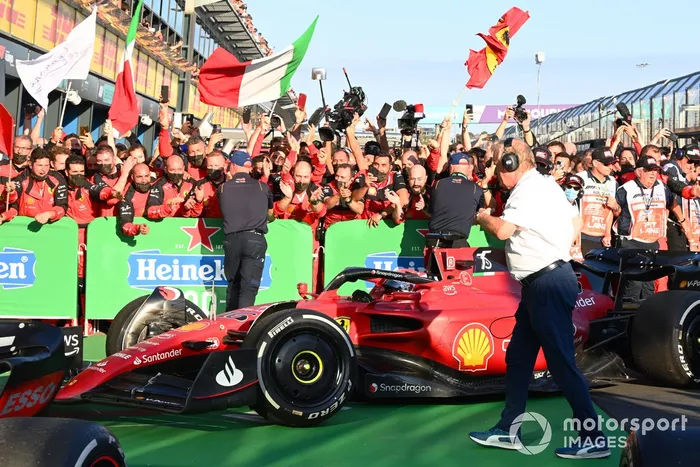 Charles Leclerc, Ferrari F1-75, conduce hacia el parque cerrado