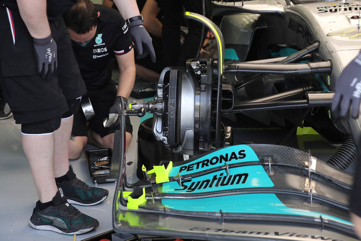 Alerón delantero y suspensión delantera del Mercedes W13