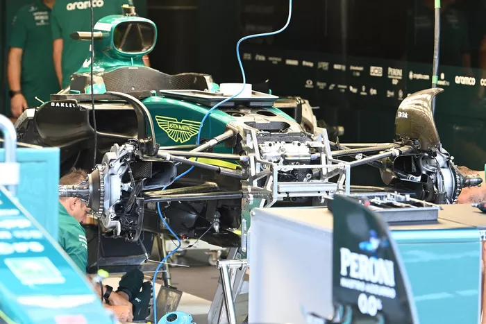 Detalle frontal del Aston Martin AMR22