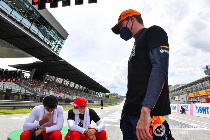 Max Verstappen, Red Bull Racing, Carlos Sainz Jr., Ferrari, Charles Leclerc, Ferrari en la parrilla de salida
