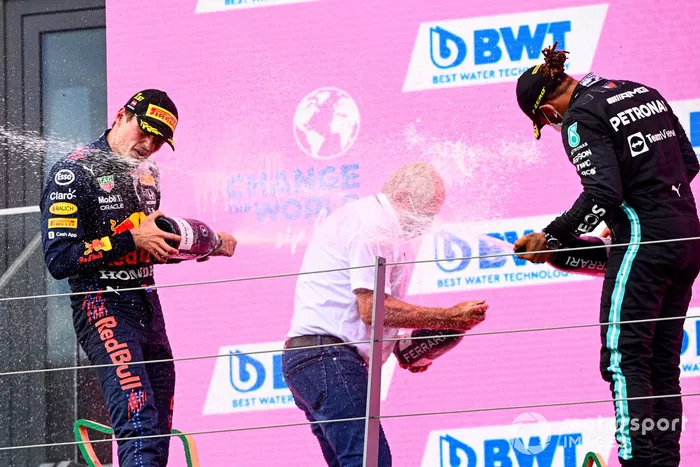 Podio: Helmut Marko, Consultor de Red Bull Racing, ganador de la carrera Max Verstappen, segundo lugar Lewis Hamilton, Mercedes