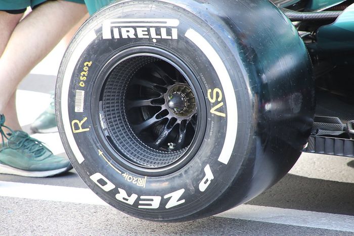 Detalle de la llanta del Aston Marin AMR21