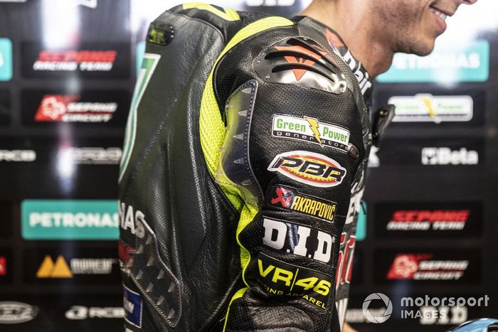 Valentino Rossi, Petronas Yamaha SRT, con aletas en el traje de cuero