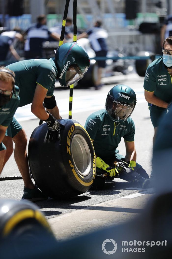 El equipo Aston Martin practica una parada en pits