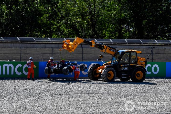 Oficiales de pista asisten a Oliver Rasmussen, HWA Racelab