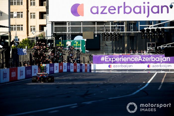 Ganador Sergio Pérez, Red Bull Racing RB16B, se lleva la bandera a cuadros 