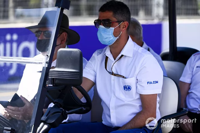 Michael Masi, director de carrera inspeccionando la pista