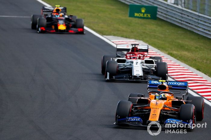 Lando Norris, McLaren MCL34, lidera Kimi Raikkonen, Alfa Romeo Racing C38, y Pierre Gasly, Red Bull Racing RB15