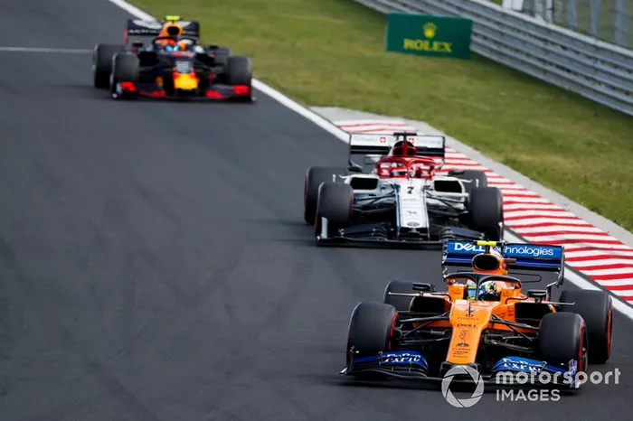 Lando Norris, McLaren MCL34, lidera Kimi Raikkonen, Alfa Romeo Racing C38, y Pierre Gasly, Red Bull Racing RB15