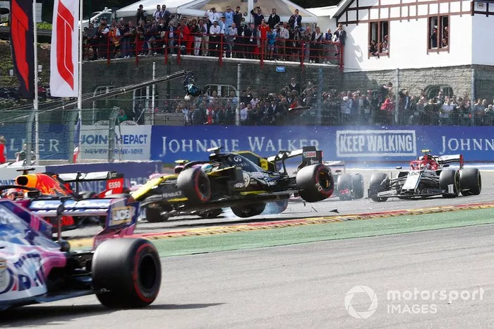 Daniel Ricciardo, R.S.19 de Renault F1 Team, es golpeado en la primera vuelta por Kevin Magnussen, Haas F1 Team VF-19 y Kimi Raikkonen, Alfa Romeo Racing C38.