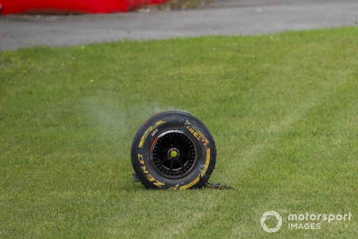 Neumático de Antonio Giovinazzi, Alfa Romeo Racing C39, después de chocar con la barrera