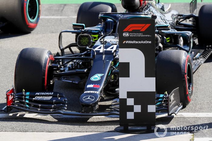 Ganador de la pole Lewis Hamilton, Mercedes-AMG F1 en Parc Ferme 