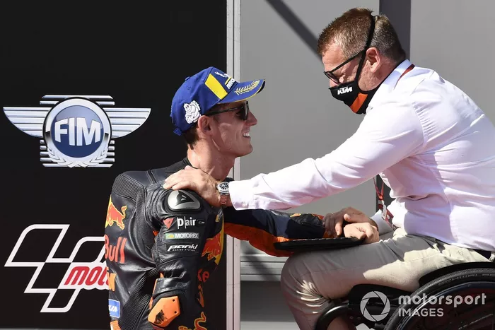 Ganador de la pole Pol Espargaró, Red Bull KTM Factory Racing, Pit Beirer