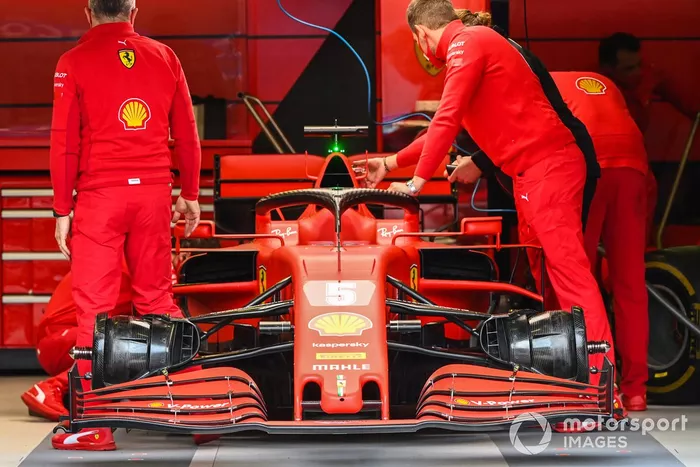 Mecánicos con el Ferrari SF1000 de Sebastian Vettel