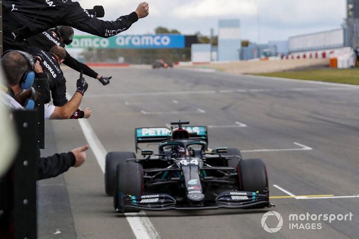 Ganador Lewis Hamilton, Mercedes F1 W11, cruza la meta