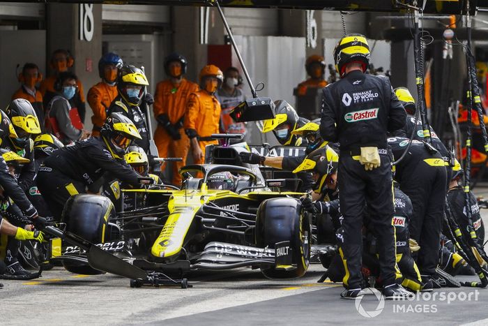 Daniel Ricciardo, Renault F1 Team R.S.20, pit stop