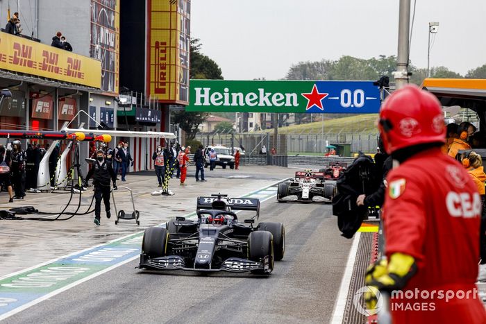 Yuki Tsunoda, AlphaTauri AT02, Antonio Giovinazzi, Alfa Romeo Racing C41, en pit lane