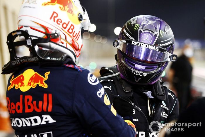 Segundo lugar Max Verstappen, Red Bull Racing, y el ganador Lewis Hamilton, Mercedes, en Parc Ferme