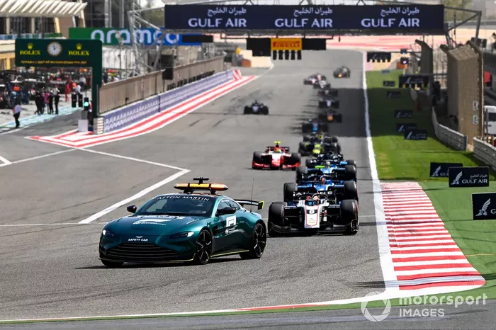 Safety Car al frente de la parrilla de la FIA F2 2021