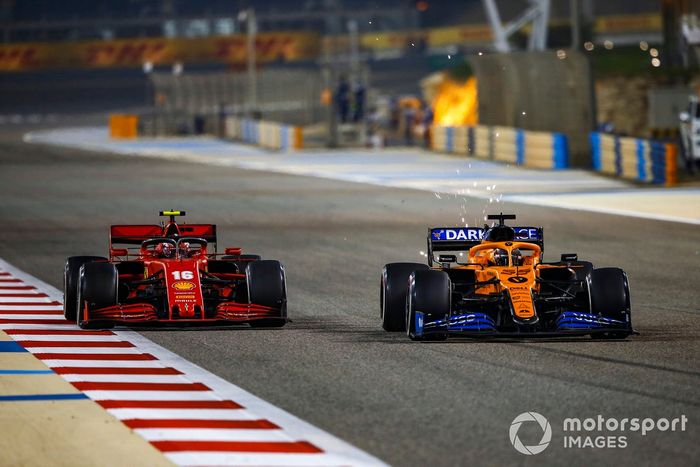 Charles Leclerc, Ferrari SF1000, battles y Carlos Sainz Jr., McLaren MCL35