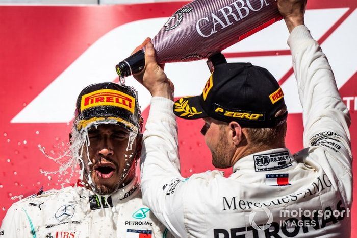 Podio: segundo lugar Lewis Hamilton, Mercedes AMG F1, ganador de la carrera Valtteri Bottas, Mercedes AMG F1