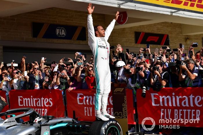 Lewis Hamilton, Mercedes AMG F1, segund lugar, celebra en el Parc Ferme tras conseguir su sexto título mundial de pilotos