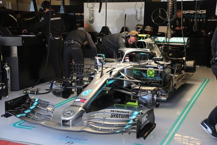 El Mercedes AMG F1 W10 en el garaje