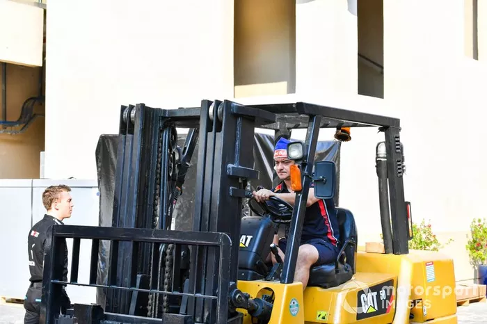 DHL descargando en el paddock de F1