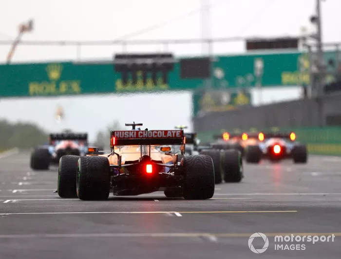 Daniel Ricciardo, McLaren MCL35M, toma su posición en la parrilla de salida