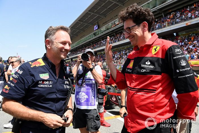 Christian Horner, director del equipo Red Bull Racing, Mattia Binotto, director del equipo Ferrari, en la parrilla