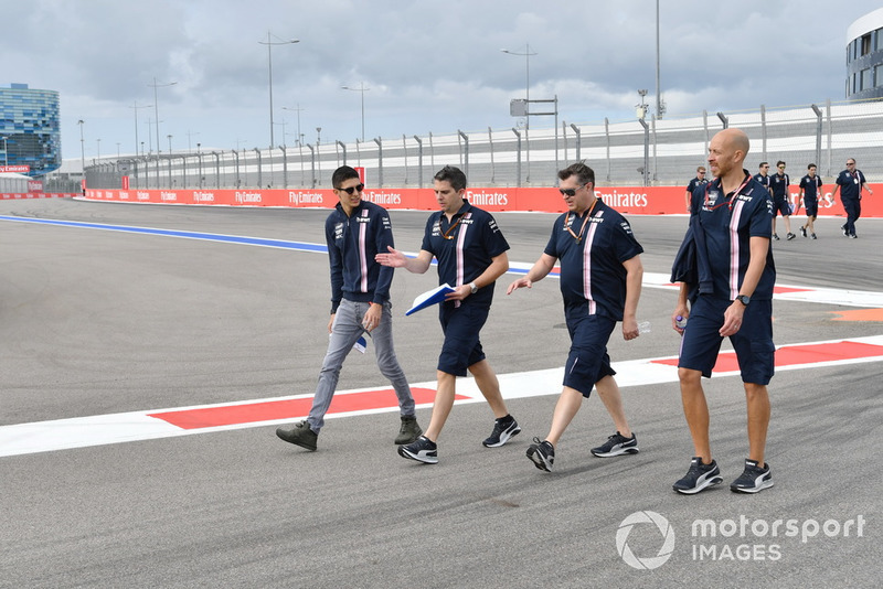 Esteban Ocon, Racing Point Force India F1 Team parcourt la piste à pied
