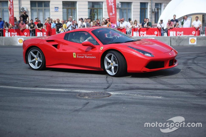 Марк Жене за кермом Ferrari