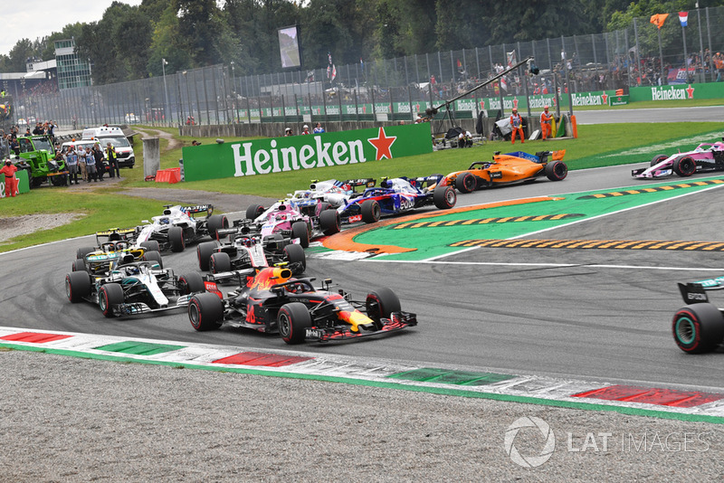 Max Verstappen, Red Bull Racing RB14, Valtteri Bottas, Mercedes AMG F1 W09 y Romain Grosjean, Haas F1 Team VF-18 al comienzo de la carrera