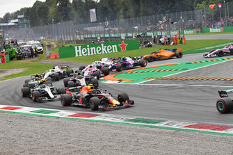 Max Verstappen, Red Bull Racing RB14, Valtteri Bottas, Mercedes AMG F1 W09, Romain Grosjean, Haas F1 Team VF-18