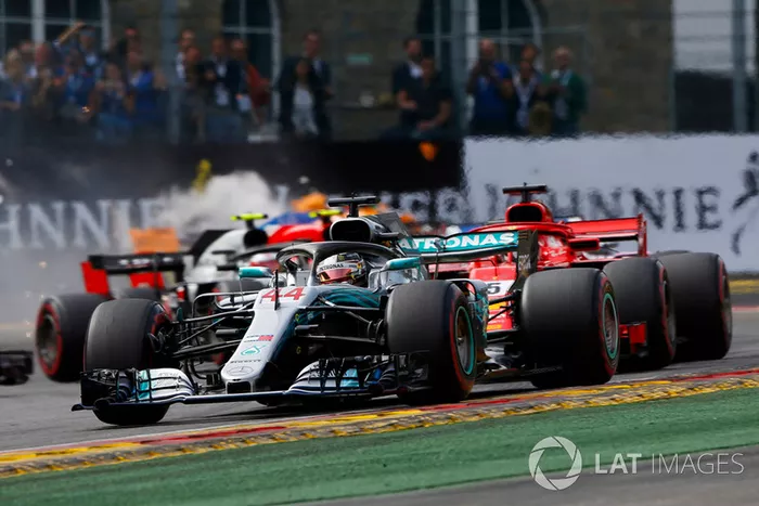Lewis Hamilton, Mercedes AMG F1 W09, liderando la carrera de Bélgica