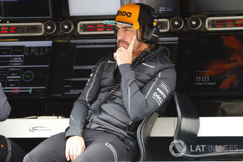 Fernando Alonso, McLaren, regarde les essais libres 1 depuis le muret des stands