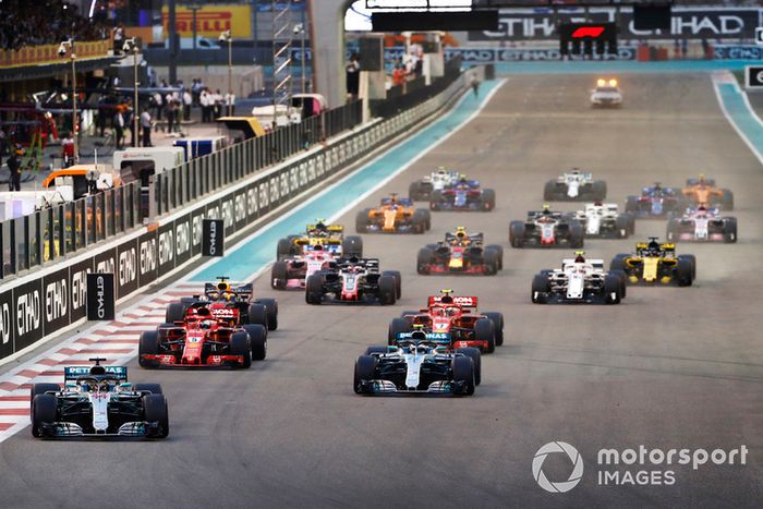 Lewis Hamilton, Mercedes AMG F1 W09 EQ Power+, Valtteri Bottas, Mercedes AMG F1 W09 EQ Power+, al inicio